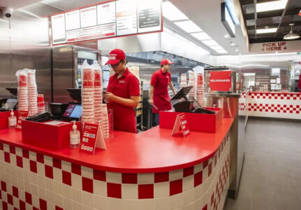 Personal detrás del mostrador en Five Guys