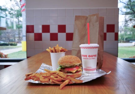 Una combinación de hamburguesa con patatas fritas y un batido.
