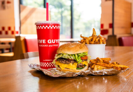 Una hamburguesa, patatas fritas y un batido