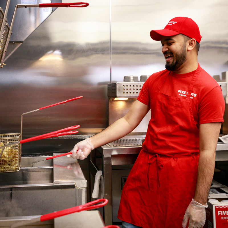 Varios empleados de Five Guys posando